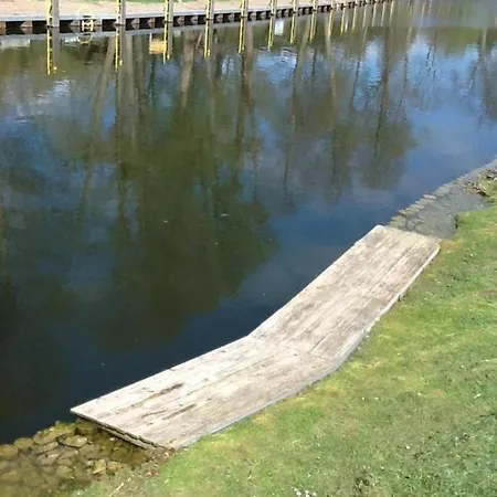 An Einer Schleuse Gelegene Mit Grundstueck Direkt Am Wasser Appartement Wesenberg