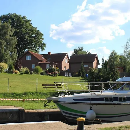 An Einer Schleuse Gelegene Mit Grundstueck Direkt Am Wasser Wesenberg